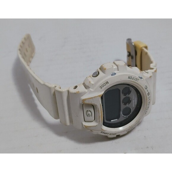 CASIO G-SHOCK DIGITAL WATER RESISTANT 3230 DW-6900NB WHITE METTALIC WRISTWATCH - Picture 1 of 8